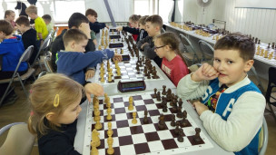 дети играют в шахматы