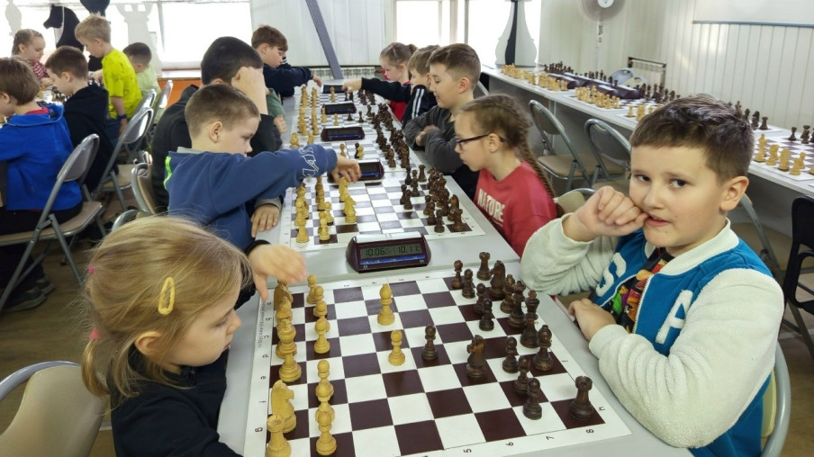дети играют в шахматы